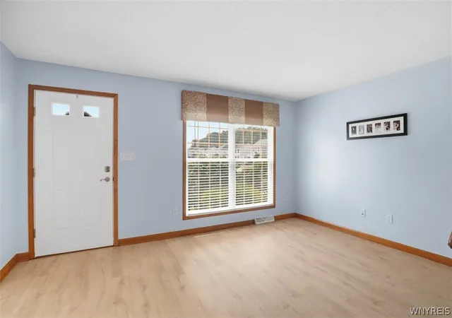Photo 4 of Sale Pending at 2305 Winterberry Dr, Lake View, NY 14085 | MLS# B1684645 | Listing updated on 2026-09-11