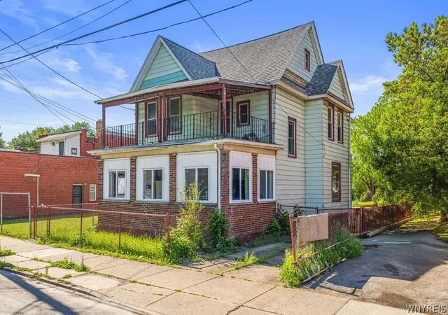 Photo 2 of Single family home for sale at 1823 Whitney Ave, Niagara Falls, NY 14301 | MLS# B1686559 | Listing updated on 2026-08-18