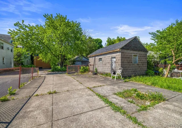 Photo 3 of Single family home for sale at 1823 Whitney Ave, Niagara Falls, NY 14301 | MLS# B1686559 | Listing updated on 2026-08-18