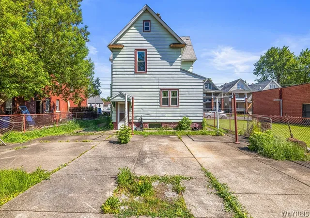Photo 4 of Single family home for sale at 1823 Whitney Ave, Niagara Falls, NY 14301 | MLS# B1686559 | Listing updated on 2026-08-18