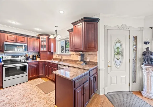 Photo 2 of Single family home for sale at 196 Leroy St, Binghamton, NY 13905 | MLS# R1687550 | Listing updated on 2026-08-19