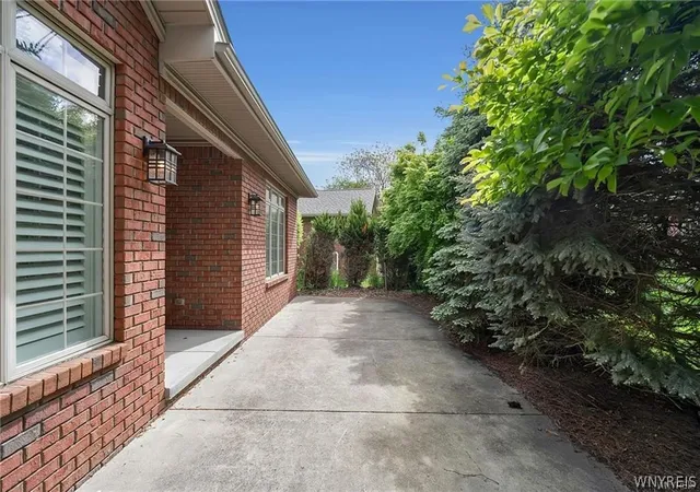 Photo 3 of Sale Pending at 162 Hampton Hl Dr, Buffalo, NY 14221 | MLS# B1687558 | Listing updated on 2026-08-31