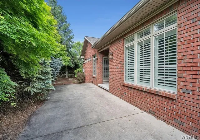 Photo 4 of Sale Pending at 162 Hampton Hl Dr, Buffalo, NY 14221 | MLS# B1687558 | Listing updated on 2026-08-31