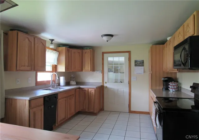 Photo 3 of Sale Pending at 412 Stillwell Cir, East Syracuse, NY 13057 | MLS# S1687957 | Listing updated on 2026-08-26