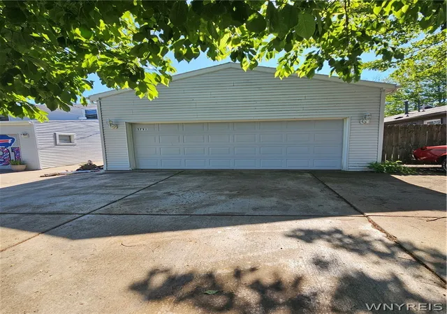 Photo 3 of Single family home for sale at 5791 Elmhurst Rd, Lake View, NY 14085 | MLS# B1687861 | Listing updated on 2026-08-27