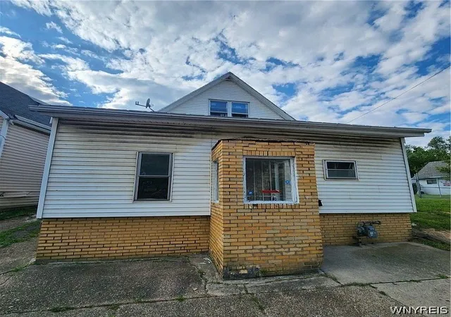 Photo 1 of Sale Pending at 38 Ontario St, Buffalo, NY 14207 | MLS# B1688511 | Listing updated on 2026-09-04