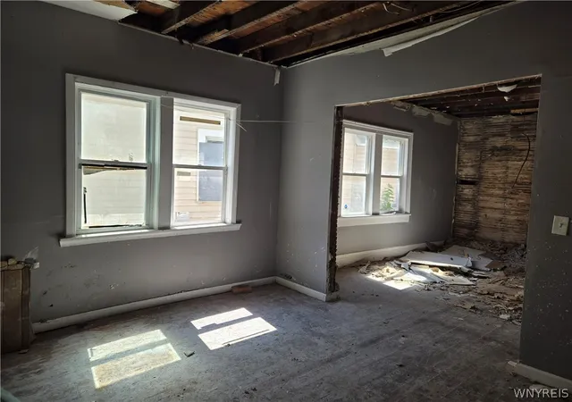 Photo 4 of Sale Pending at 38 Ontario St, Buffalo, NY 14207 | MLS# B1688511 | Listing updated on 2026-09-04