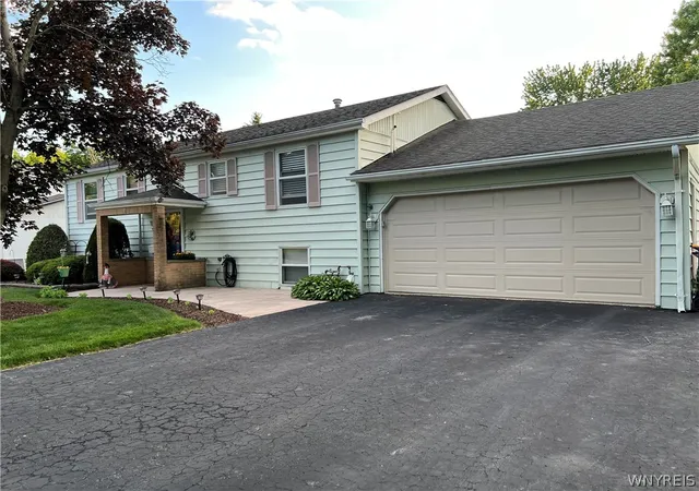 Photo 1 of Single family home for sale at 39 Briarwood Dr, Lockport, NY 14094 | MLS# B1688464 | Listing updated on 2026-08-18