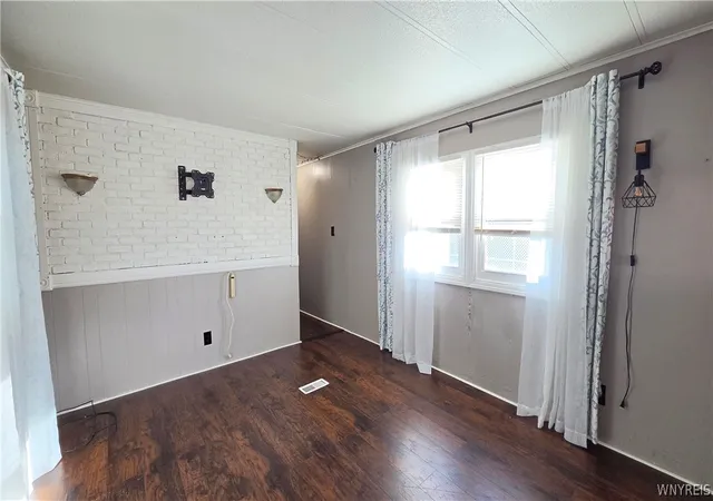 Photo 3 of Manufactured home for sale at 185 Laurelwood Ave, Lockport, NY 14094 | MLS# B1688935 | Listing updated on 2026-08-04