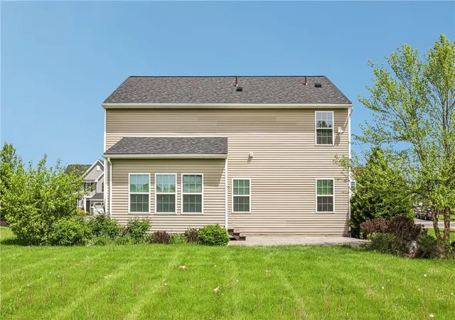 Photo 4 of Sale Pending at 6007 Amber Dr, Farmington, NY 14425 | MLS# R1689020 | Listing updated on 2026-09-04