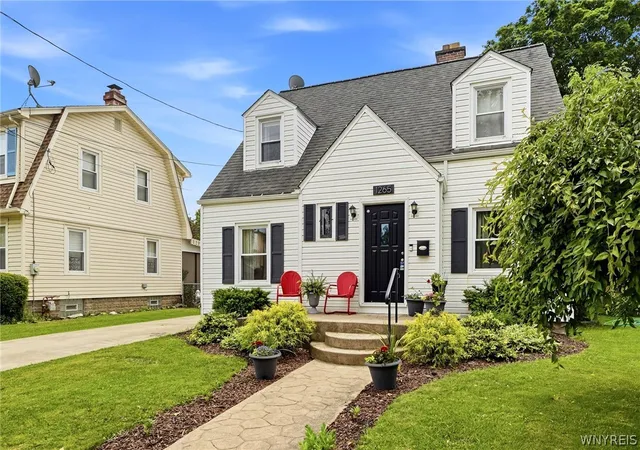 Photo 3 of Single family home for sale at 1265 Wyoming Ave, Niagara Falls, NY 14305 | MLS# B1689461 | Listing updated on 2026-09-12