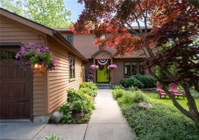 Photo 2 of Sale Pending at 6 Woodmere, Skaneateles, NY 13152 | MLS# S1689900 | Listing updated on 2026-08-27