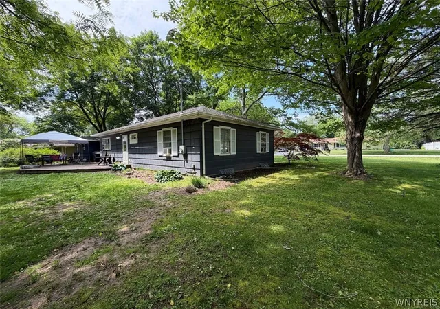 Photo 3 of Sale Pending at 18 Woodline Dr, Penfield, NY 14526 | MLS# B1690032 | Listing updated on 2026-08-21