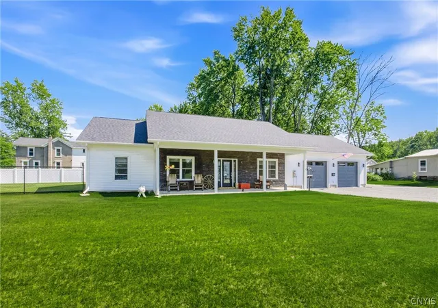Photo 2 of Single family home for sale at 305 Grand St, Oneida, NY 13421 | MLS# S1688095 | Listing updated on 2026-08-20