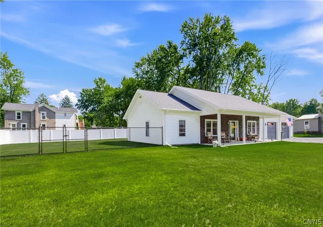Photo 3 of Single family home for sale at 305 Grand St, Oneida, NY 13421 | MLS# S1688095 | Listing updated on 2026-08-20