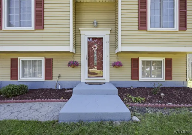 Photo 2 of Single family home for sale at 49 Thornwood Dr, Buffalo, NY 14227 | MLS# B1690473 | Listing updated on 2026-08-24