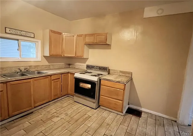 Photo 3 of Sale Pending at 308 Rowland St, Syracuse, NY 13204 | MLS# S1690346 | Listing updated on 2026-08-11