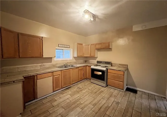 Photo 3 of Sale Pending at 308 Rowland St, Syracuse, NY 13204 | MLS# S1690346 | Listing updated on 2026-08-11