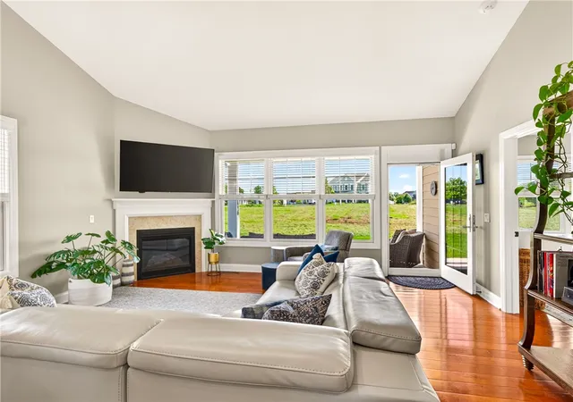 Listing Photo 5 - Condo for sale in building located at 212 Bretlyn Cir, Rochester, NY 14618