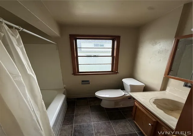 Listing Photo 5 - Condo for sale in building located at 228 71st St, Niagara Falls, NY 14304