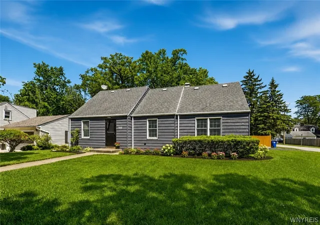 Photo 3 of Single family home for sale at 180 Royal Pkwy W, Buffalo, NY 14221 | MLS# B1689572 | Listing updated on 2026-08-19