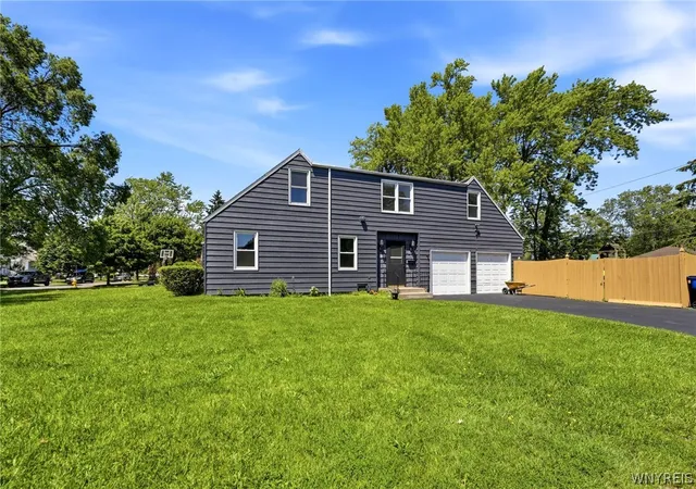 Photo 3 of Single family home for sale at 180 Royal Pkwy W, Buffalo, NY 14221 | MLS# B1689572 | Listing updated on 2026-08-19