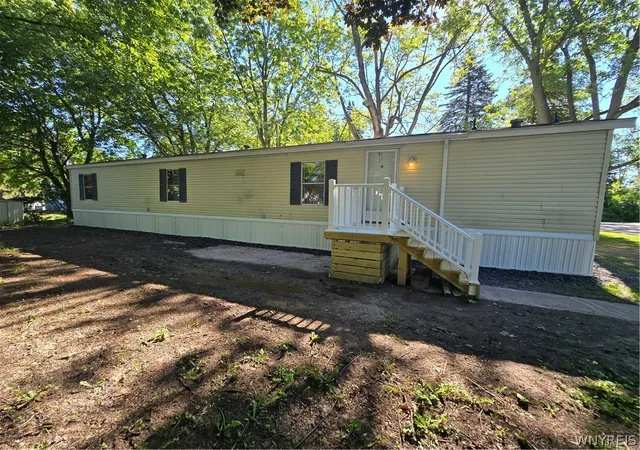 Photo 2 of Manufactured home for sale at 60 Lakewood Village, Medina, NY 14103 | MLS# B1690801 | Listing updated on 2026-08-21