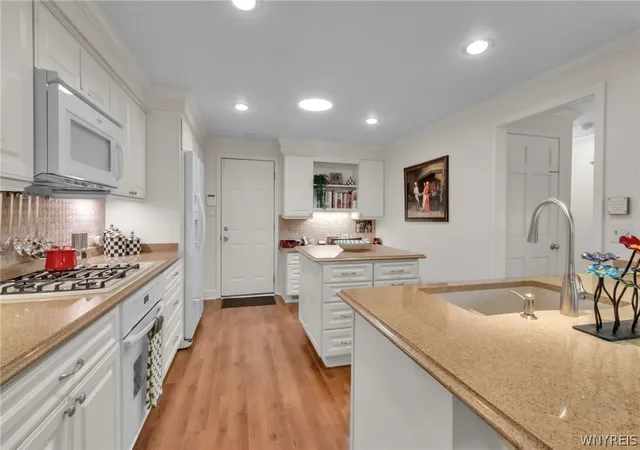 Listing Photo 5 - Condo for sale in building located at 42 Hastings Dr, Orchard Park, NY 14127