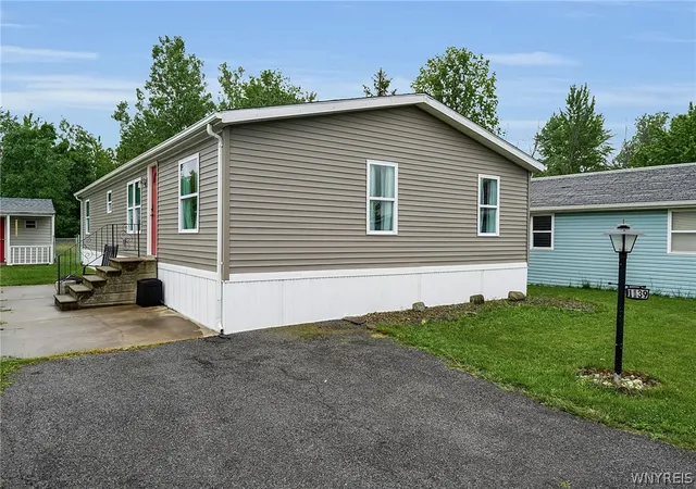 Photo 3 of Sale Pending at 1139 Lockwood Dr, Lockport, NY 14094 | MLS# B1693024 | Listing updated on 2026-09-03