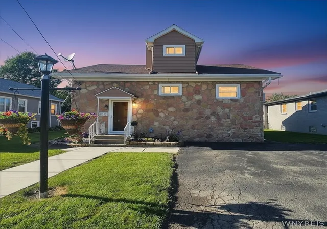 Photo 1 of Sale Pending at 8150 W Rivershore Dr, Niagara Falls, NY 14304 | MLS# B1691904 | Listing updated on 2026-09-14