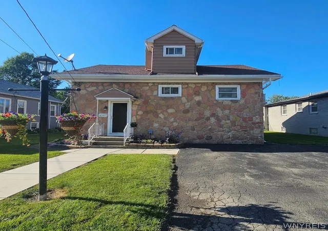 Photo 2 of Sale Pending at 8150 W Rivershore Dr, Niagara Falls, NY 14304 | MLS# B1691904 | Listing updated on 2026-09-14