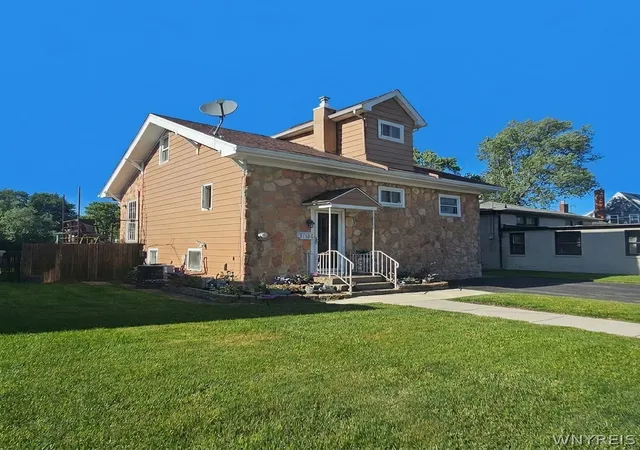 Photo 3 of Sale Pending at 8150 W Rivershore Dr, Niagara Falls, NY 14304 | MLS# B1691904 | Listing updated on 2026-09-14