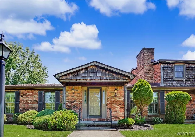 Photo 2 of Sale Pending at 145 Wedgewood Dr, Williamsville, NY 14221 | MLS# B1692380 | Listing updated on 2026-08-27