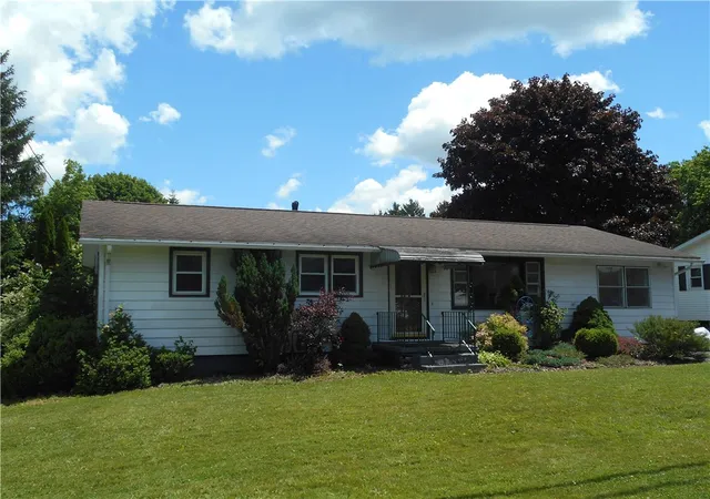 Photo 1 of Single family home for sale at 190 N Fulton St, Auburn, NY 13021 | MLS# R1693859 | Listing updated on 2026-08-28