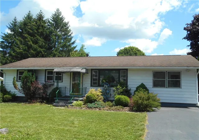 Photo 2 of Single family home for sale at 190 N Fulton St, Auburn, NY 13021 | MLS# R1693859 | Listing updated on 2026-08-28