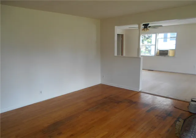 Photo 3 of Single family home for sale at 190 N Fulton St, Auburn, NY 13021 | MLS# R1693859 | Listing updated on 2026-08-28