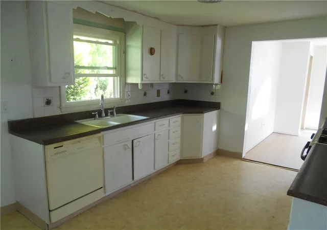Photo 4 of Single family home for sale at 190 N Fulton St, Auburn, NY 13021 | MLS# R1693859 | Listing updated on 2026-08-28