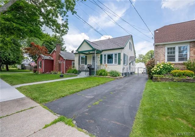 Photo 3 of Sale Pending at 522 E Thompson St, North Tonawanda, NY 14120 | MLS# B1692693 | Listing updated on 2026-08-19
