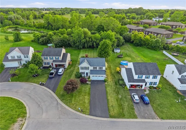 Photo 3 of Single family home for sale at 5784 Willow Crk Ln, Sanborn, NY 14132 | MLS# B1692439 | Listing updated on 2026-09-06