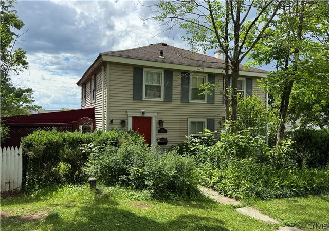 Photo 1 of Sale Pending at 211 Center St, Fayetteville, NY 13066 | MLS# S1692311 | Listing updated on 2026-08-24