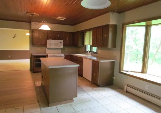 Photo 4 of Sale Pending at 452 Carlsam Dr, Rochester, NY 14609 | MLS# R1692952 | Listing updated on 2026-09-03