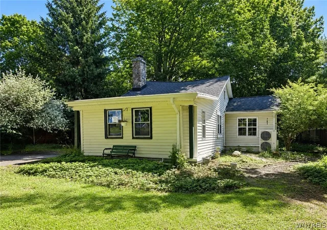 Photo 3 of Single family home for sale at 5875 Lakeview Ter, Lake View, NY 14085 | MLS# B1694714 | Listing updated on 2026-09-11