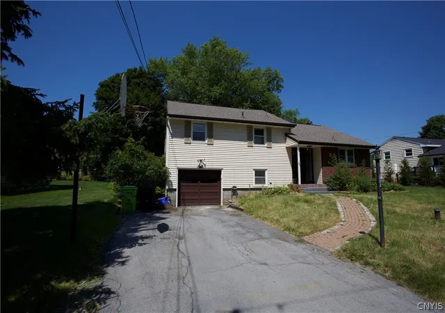 Photo 3 of Single family home for sale at 111 Pembrook Dr, Fayetteville, NY 13066 | MLS# S1694902 | Listing updated on 2026-09-08
