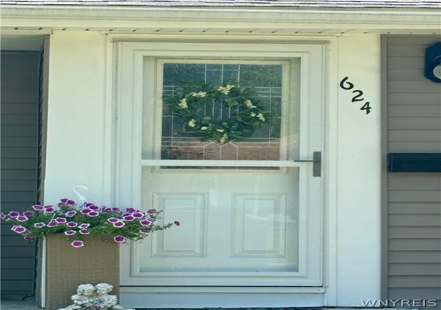 Photo 4 of Sale Pending at 624 Montrose Ave, Buffalo, NY 14223 | MLS# B1695160 | Listing updated on 2026-08-25