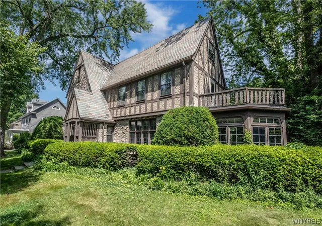 Photo 2 of Single family home for sale at 910 James Ave, Niagara Falls, NY 14305 | MLS# B1695407 | Listing updated on 2026-08-25