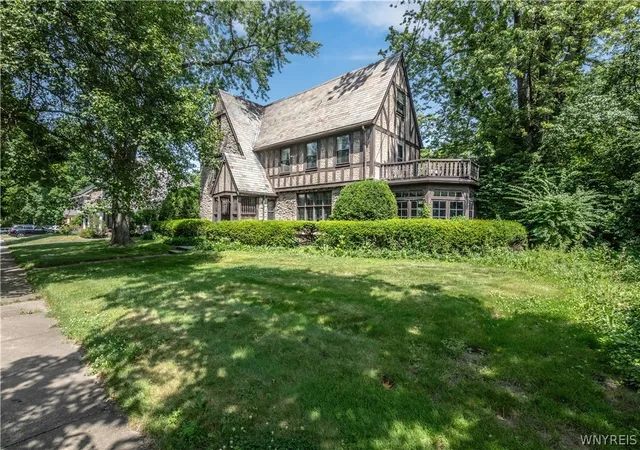 Photo 3 of Single family home for sale at 910 James Ave, Niagara Falls, NY 14305 | MLS# B1695407 | Listing updated on 2026-08-25