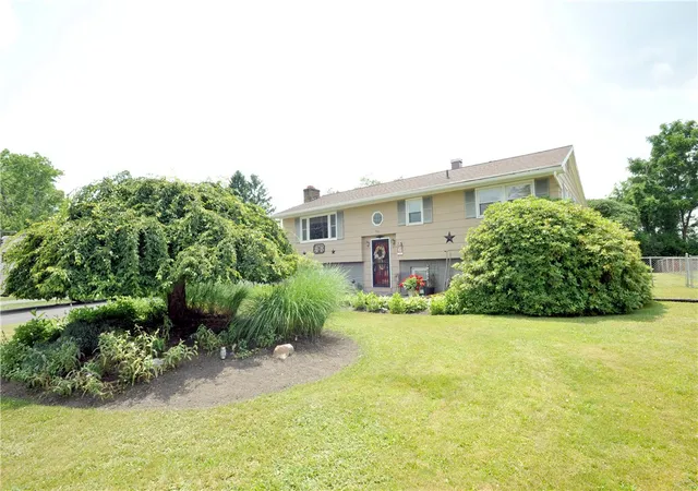 Photo 3 of Single family home for sale at 261 Oriole Dr, Horseheads, NY 14845 | MLS# R1695273 | Listing updated on 2026-09-15