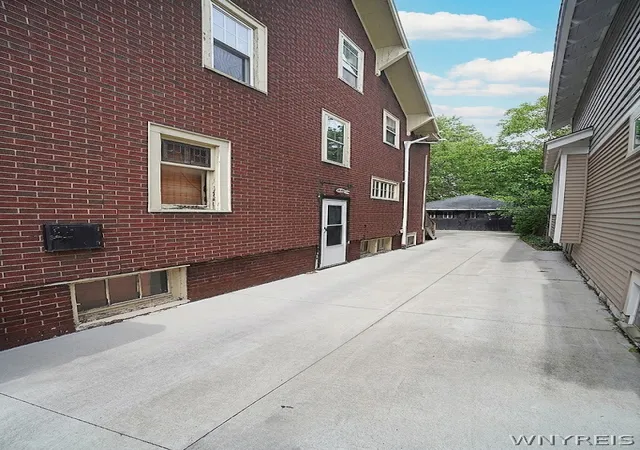 Photo 3 of Sale Pending at 235 Saranac Ave, Buffalo, NY 14216 | MLS# B1695296 | Listing updated on 2026-09-01