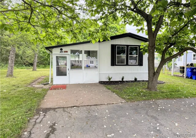 Photo 3 of Manufactured home for sale at 34 Del Ct W, Lockport, NY 14094 | MLS# B1695640 | Listing updated on 2026-09-09