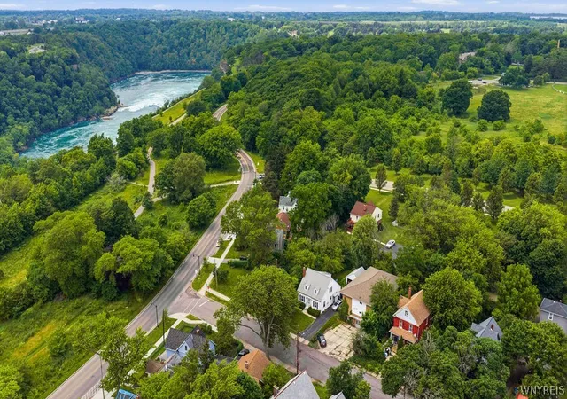 Listing Photo 4 - Condo for sale in building located at 616 Chestnut Ave, Niagara Falls, NY 14305